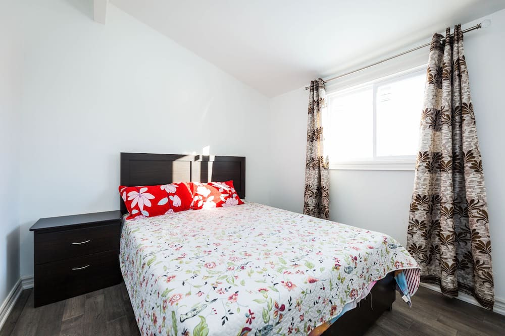 Photo of Bedroom in Mono