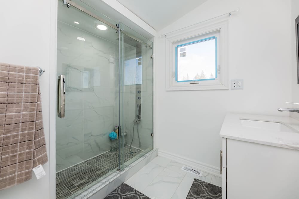 Photo of Bathroom in Mono