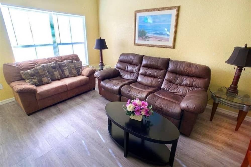 Photo of Livingroom in Venetian Bay Villages
