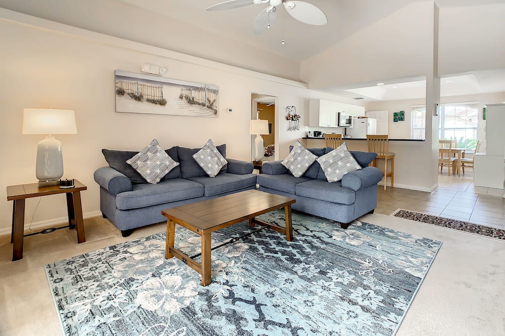 Photo of Livingroom in Lake Wilson Preserve