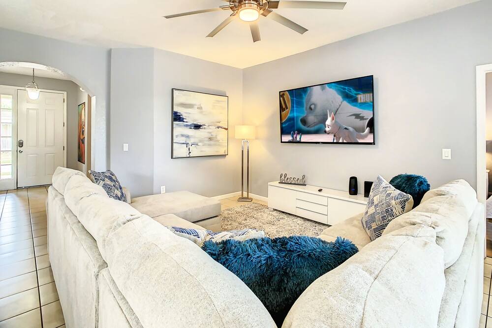 Photo of Livingroom in Trafalgar Village