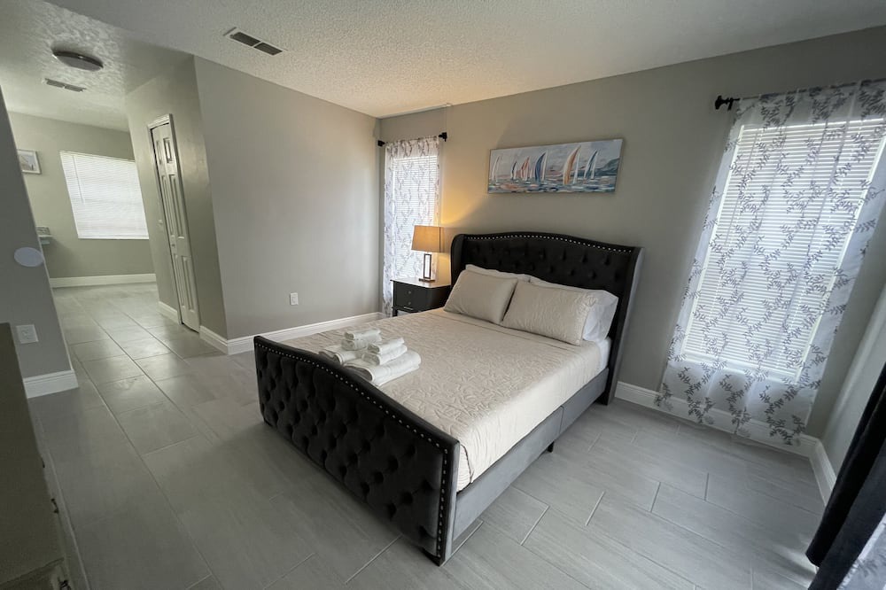 Photo of Bedroom in Crescent Lakes