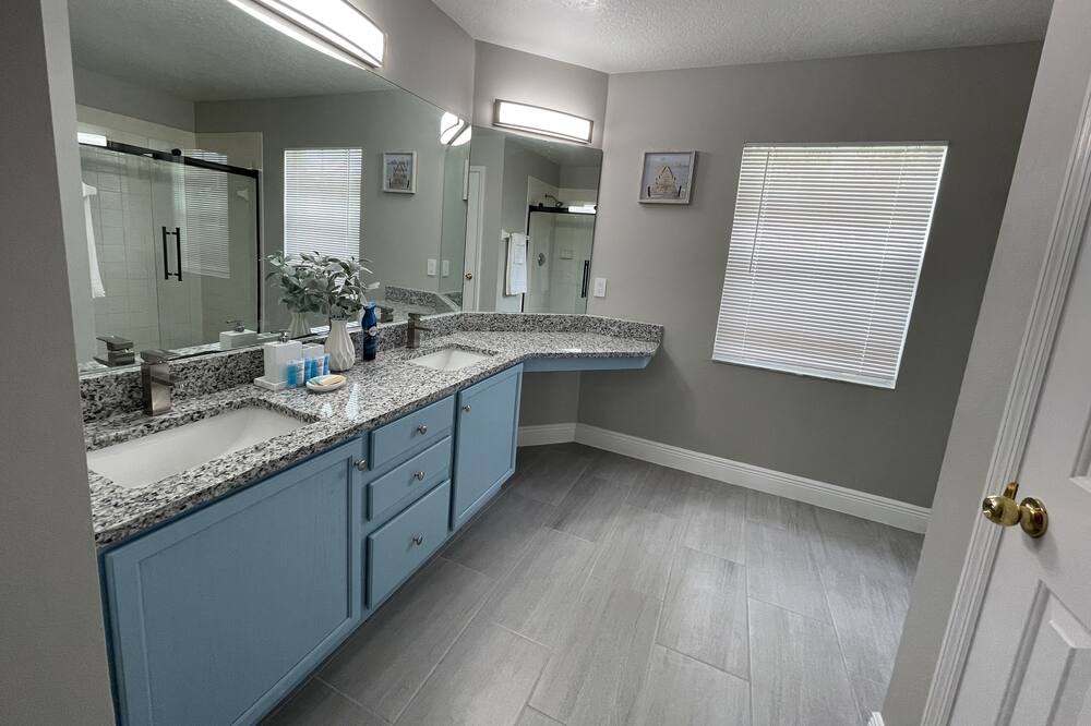 Photo of Bathroom in Crescent Lakes