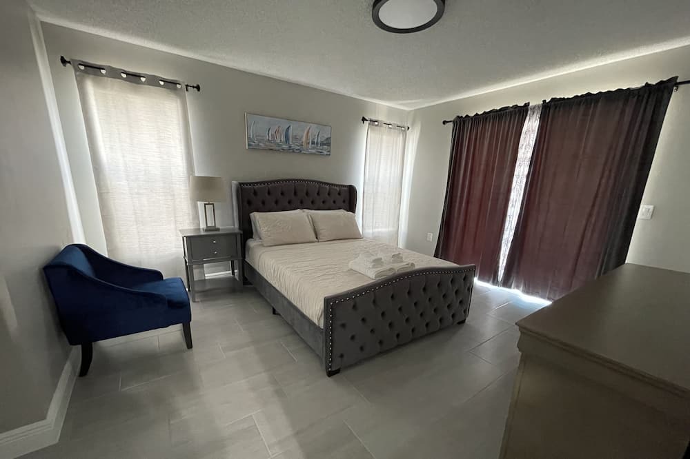 Photo of Bedroom in Crescent Lakes