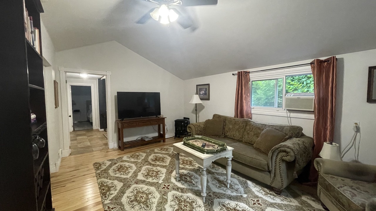 Photo of Livingroom in Guelph/Eramosa