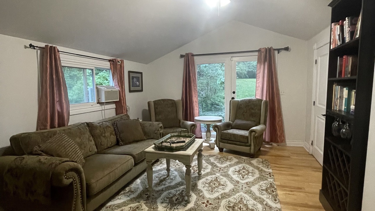 Photo of Livingroom in Guelph/Eramosa
