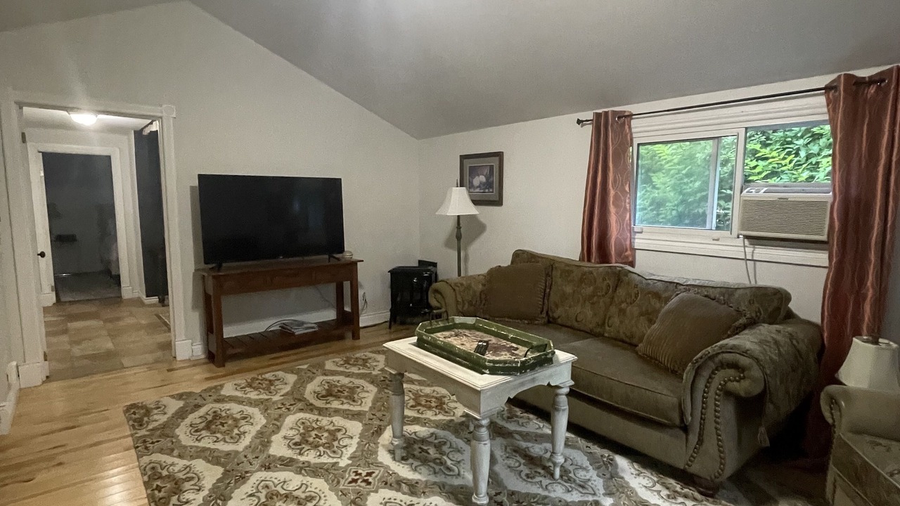Photo of Livingroom in Guelph/Eramosa