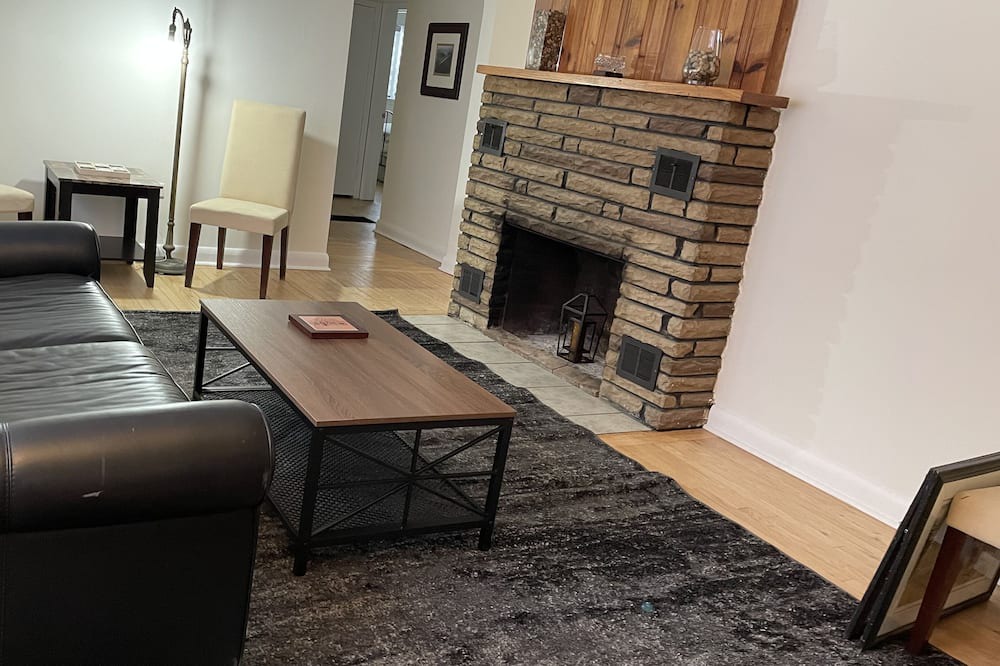 Photo of Livingroom in Mono