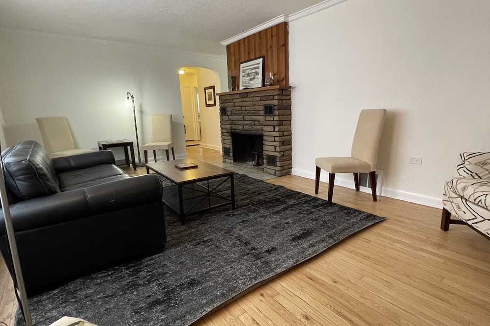 Photo of Livingroom in Mono