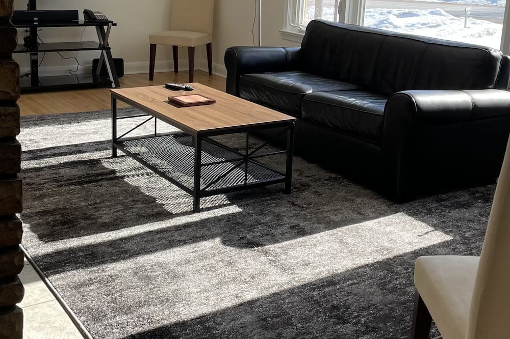 Photo of Livingroom in Mono