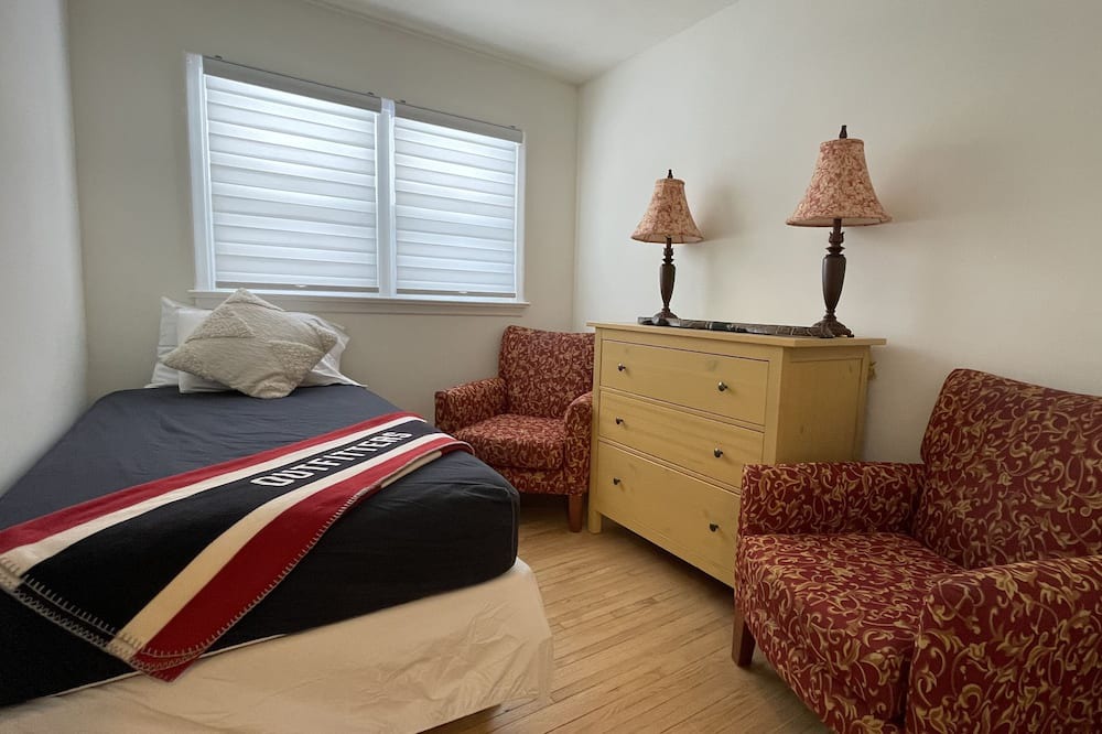 Photo of Bedroom in Mono