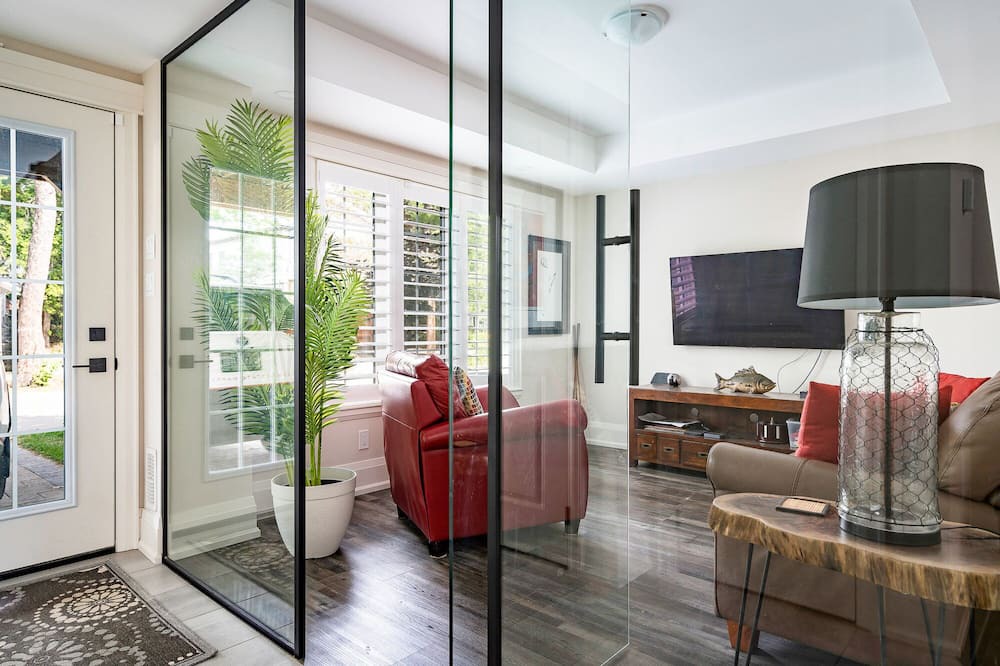 Photo of Livingroom in Wasaga Beach
