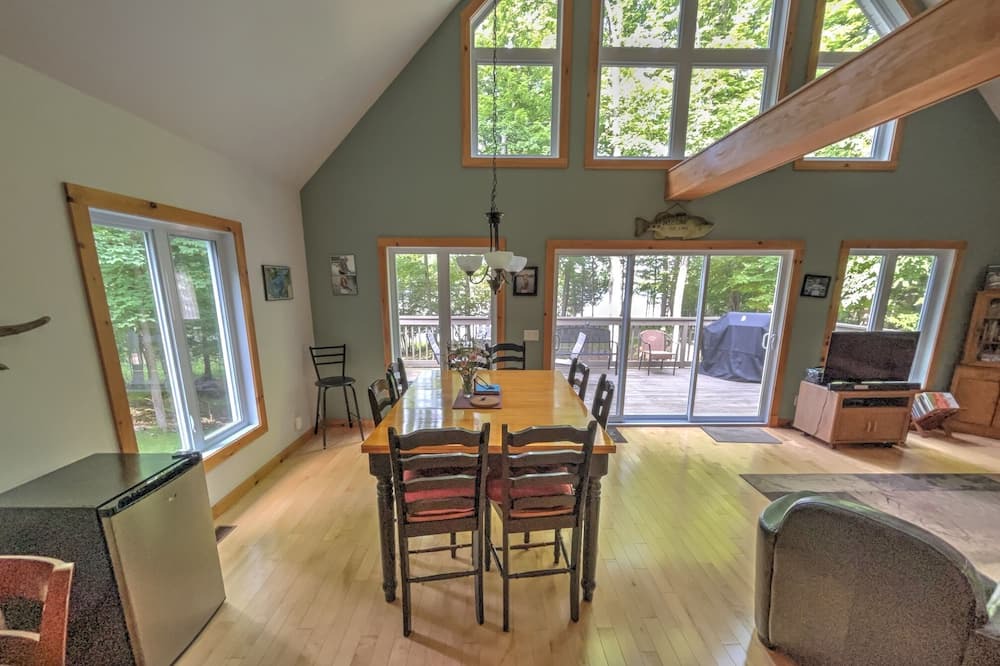 Photo of Livingroom in Rideau Lakes
