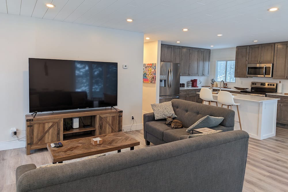 Photo of Livingroom in Victoria Harbour