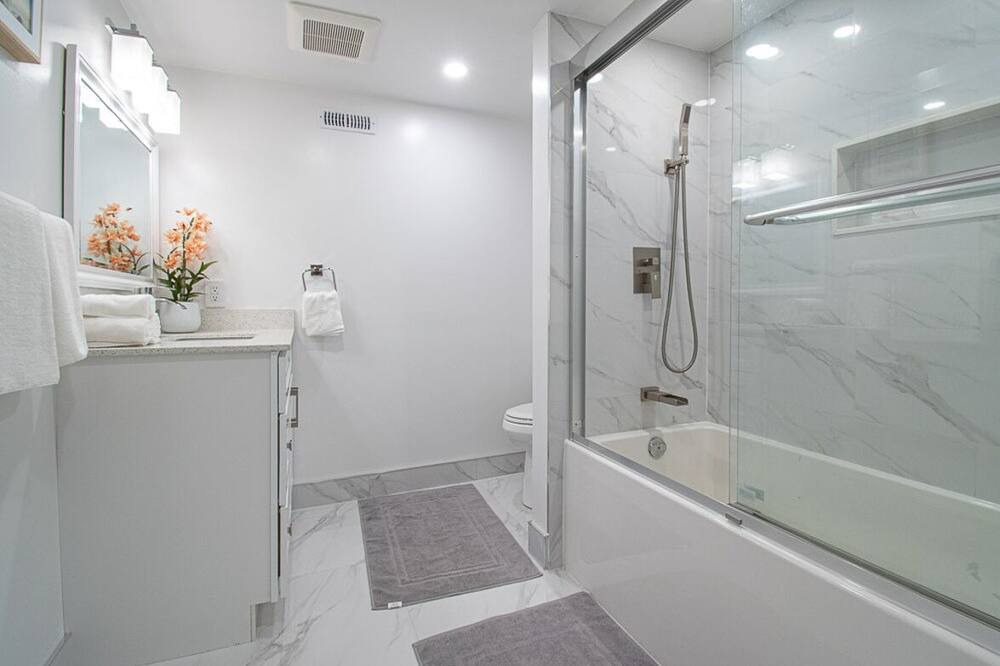 Photo of Bathroom in Alban