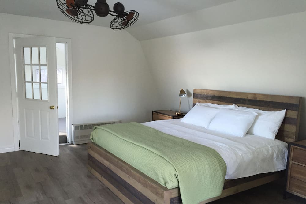 Photo of Bedroom in Mono