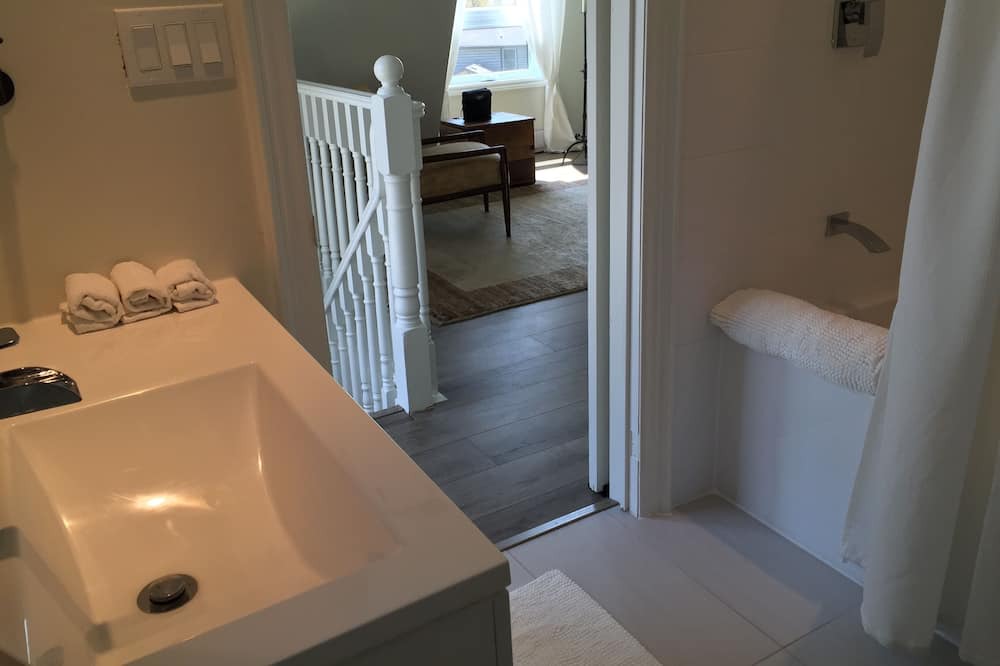 Photo of Bathroom in Mono