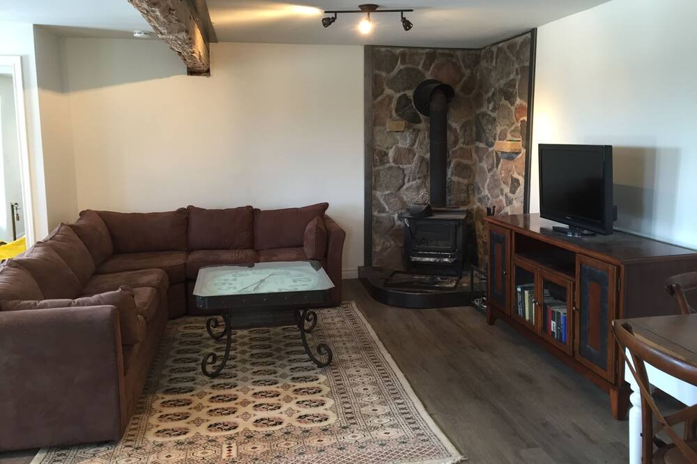 Photo of Livingroom in Mono