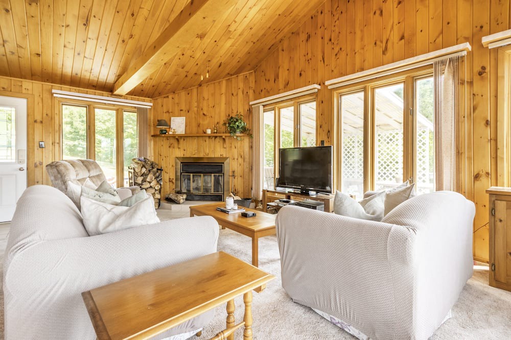 Photo of Livingroom in Unorganized Centre Parry Sound