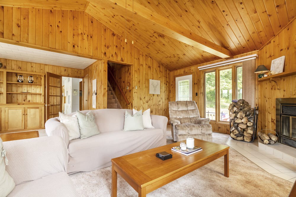 Photo of Livingroom in Unorganized Centre Parry Sound