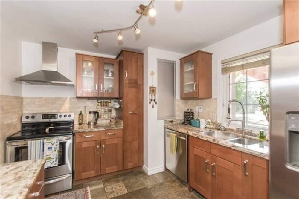 Photo of Kitchen in Clarkson-Lorne Park
