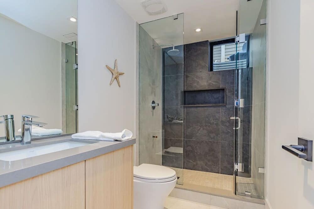 Photo of Bathroom in Lakeview