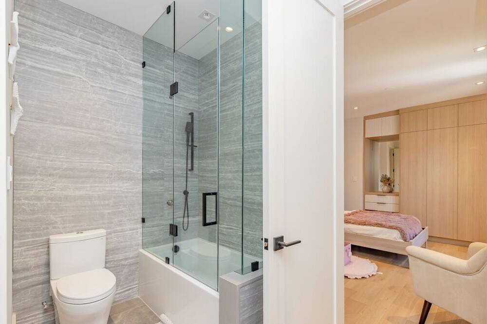 Photo of Bathroom in Lakeview