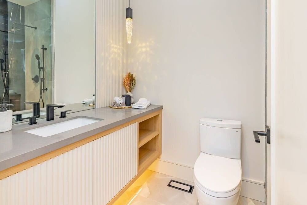 Photo of Bathroom in Lakeview