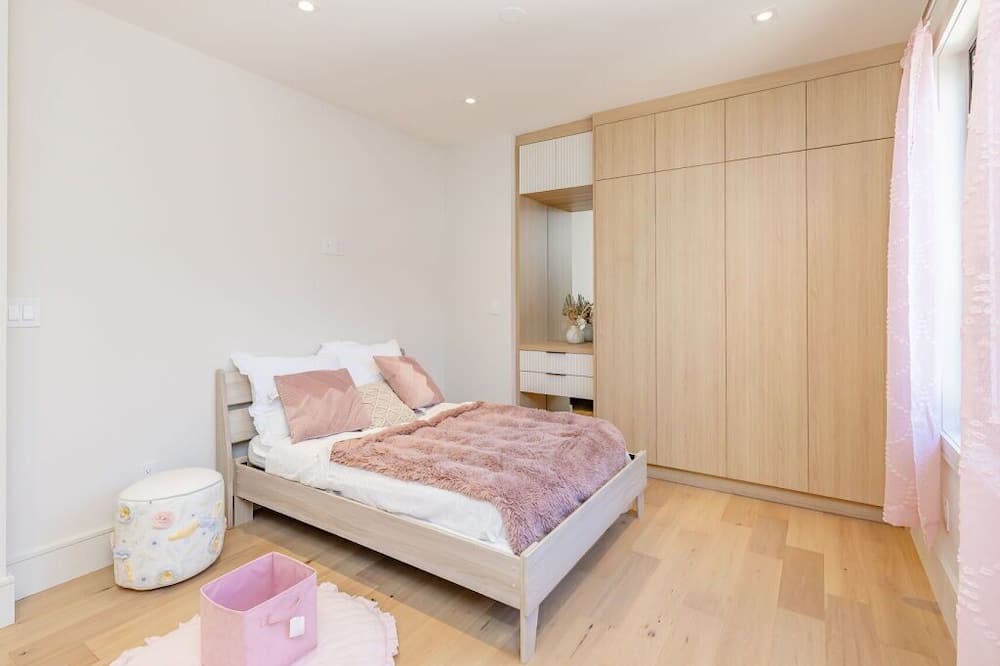 Photo of Bedroom in Lakeview