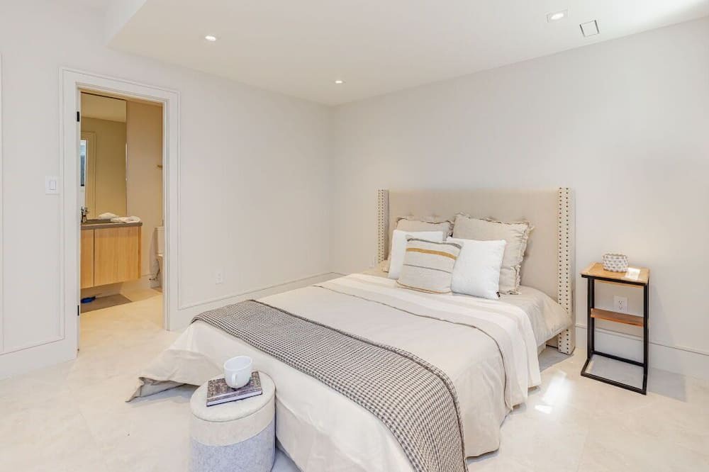 Photo of Bedroom in Lakeview