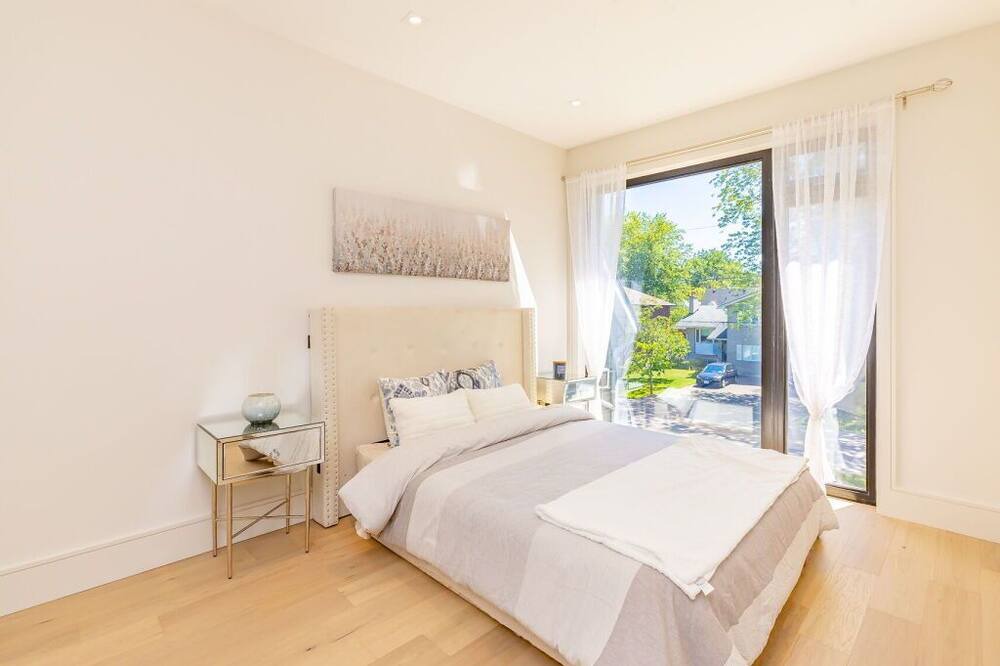 Photo of Bedroom in Lakeview