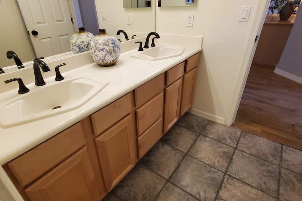 Photo of Bathroom in Arabian Crest