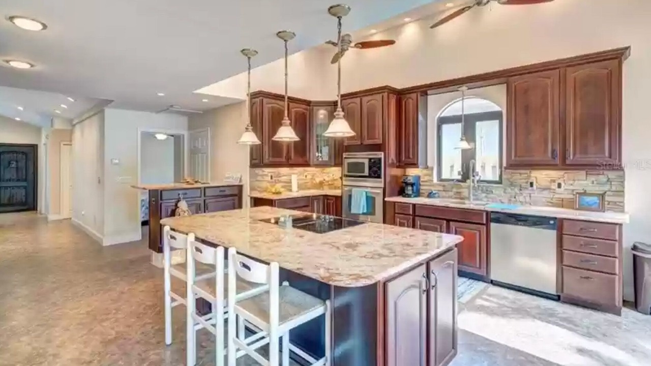 Photo of Kitchen in Weeki Wachee Gardens