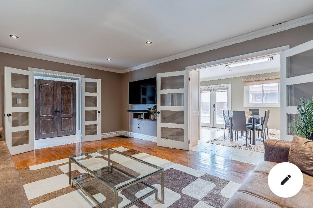 Photo of Livingroom in Caledon