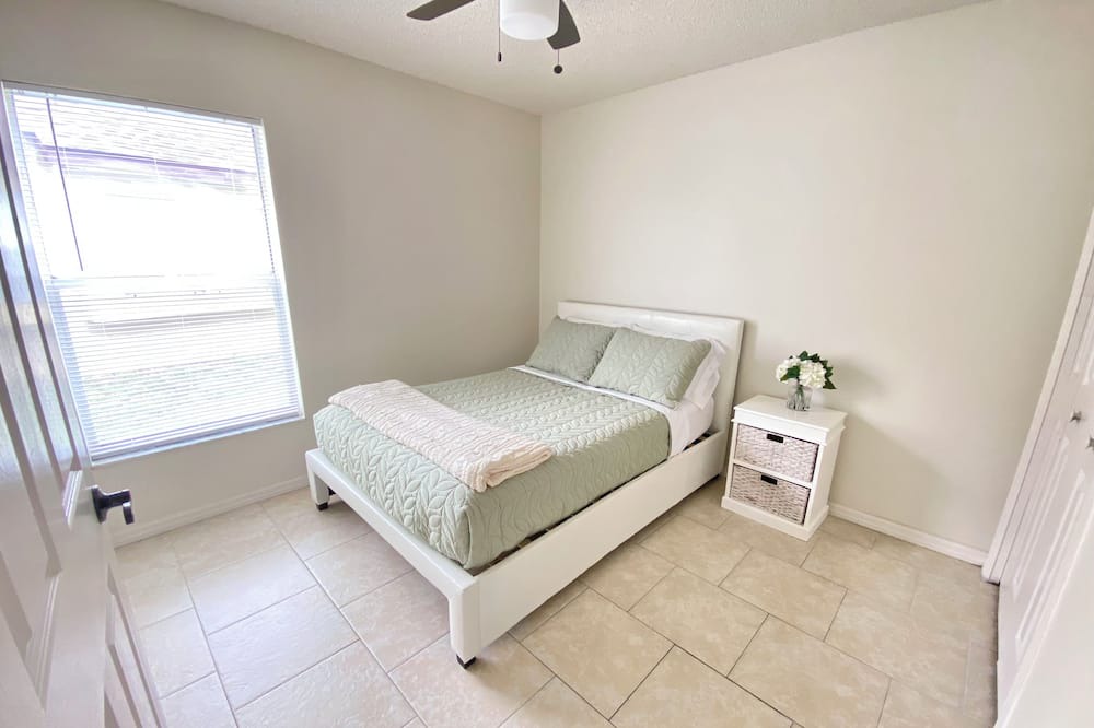 Photo of Bedroom in Lake Davenport Estates