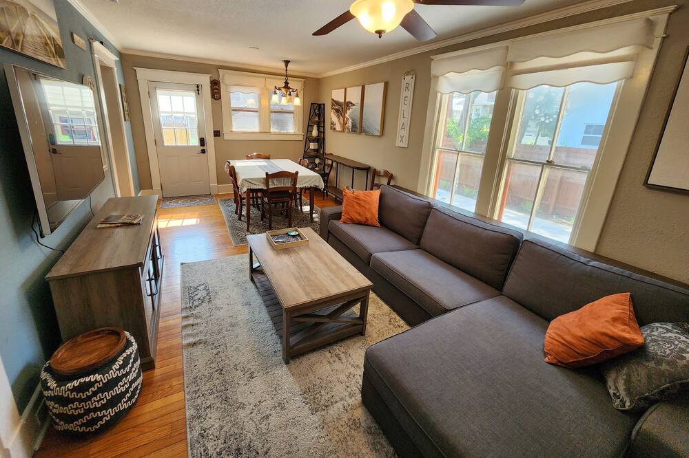 Photo of Livingroom in Historic Uptown