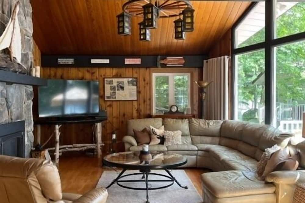Photo of Livingroom in Georgian Bay