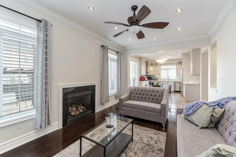 Photo of Livingroom in Churchill Meadows