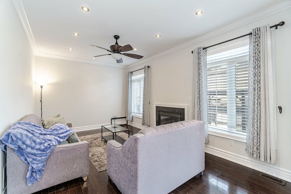 Photo of Livingroom in Churchill Meadows