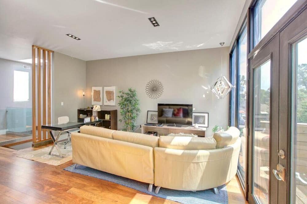 Photo of Livingroom in East York