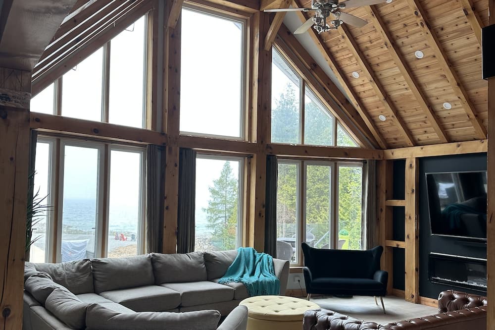 Photo of Livingroom in Lion's Head