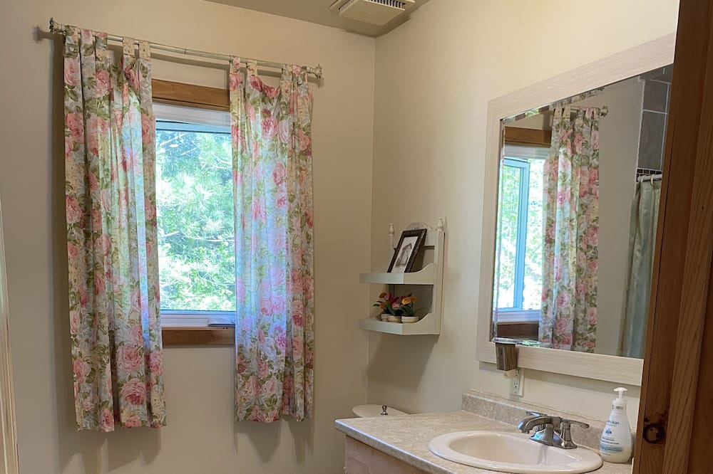 Photo of Bathroom in Thorne