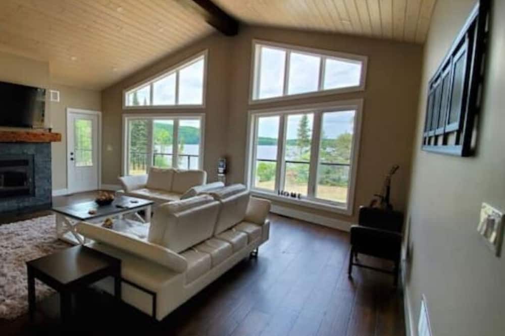 Photo of Livingroom in Armour