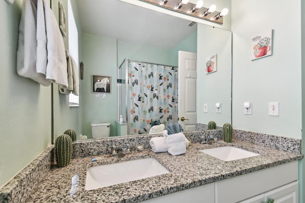 Photo of Bathroom in Sunset Lakes