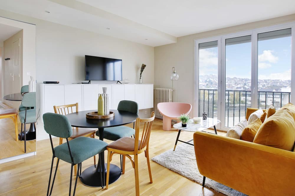 Photo of Livingroom in Plateau - Mont-Valerien