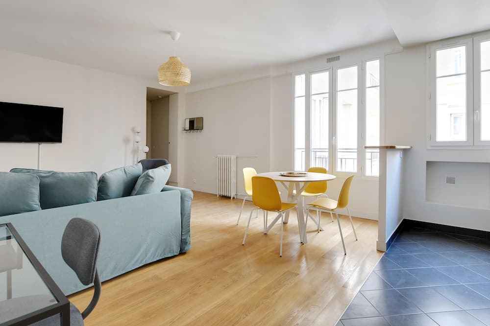 Photo of Livingroom in Republique–Point-du-Jour