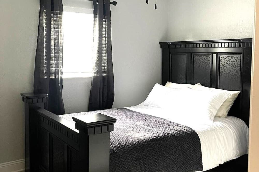 Photo of Bedroom in Carver City - Lincoln Gardens