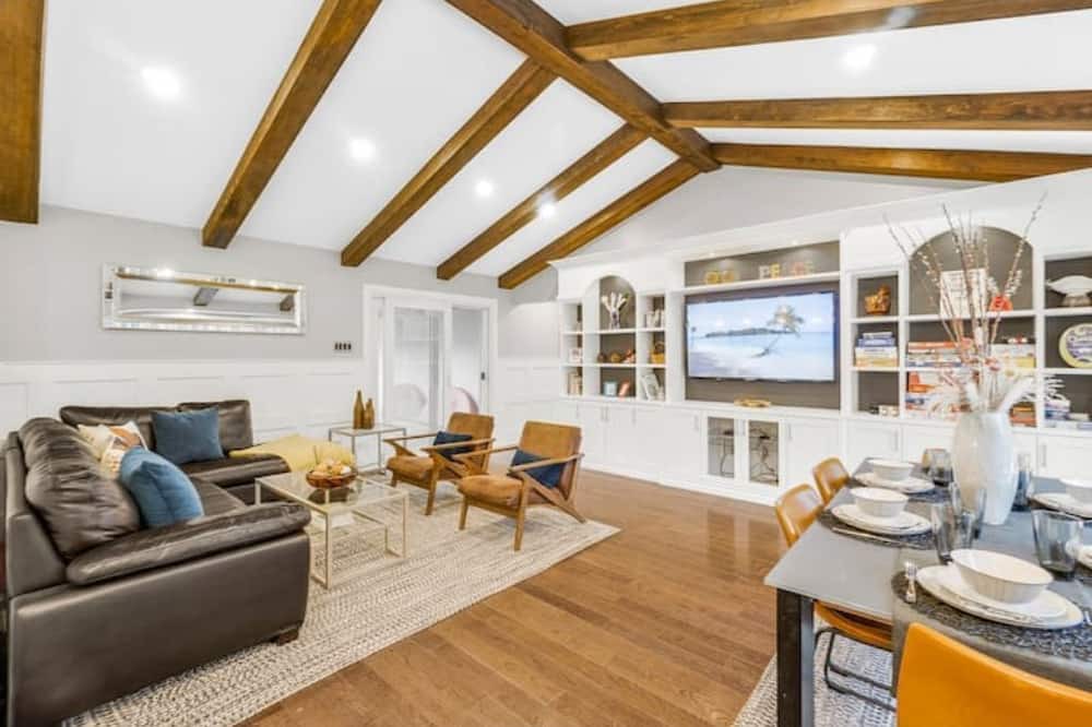 Photo of Livingroom in East Gwillimbury