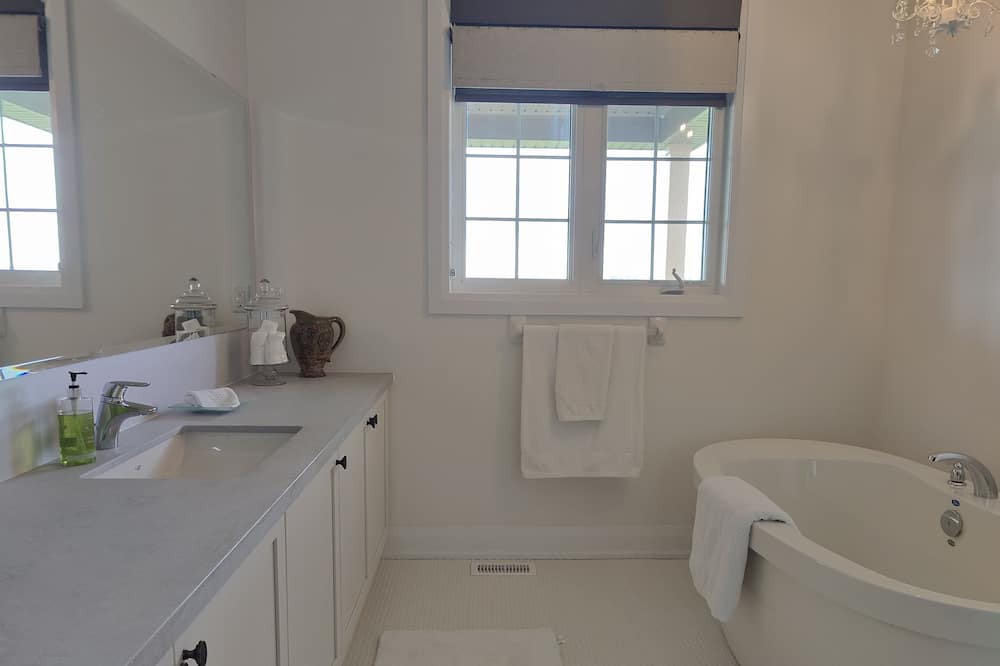 Photo of Bathroom in Carrying Place