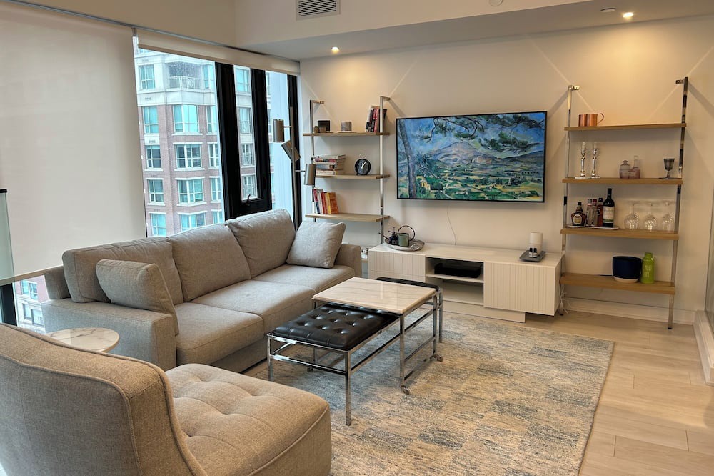 Photo of Livingroom in Bloor-Yorkville